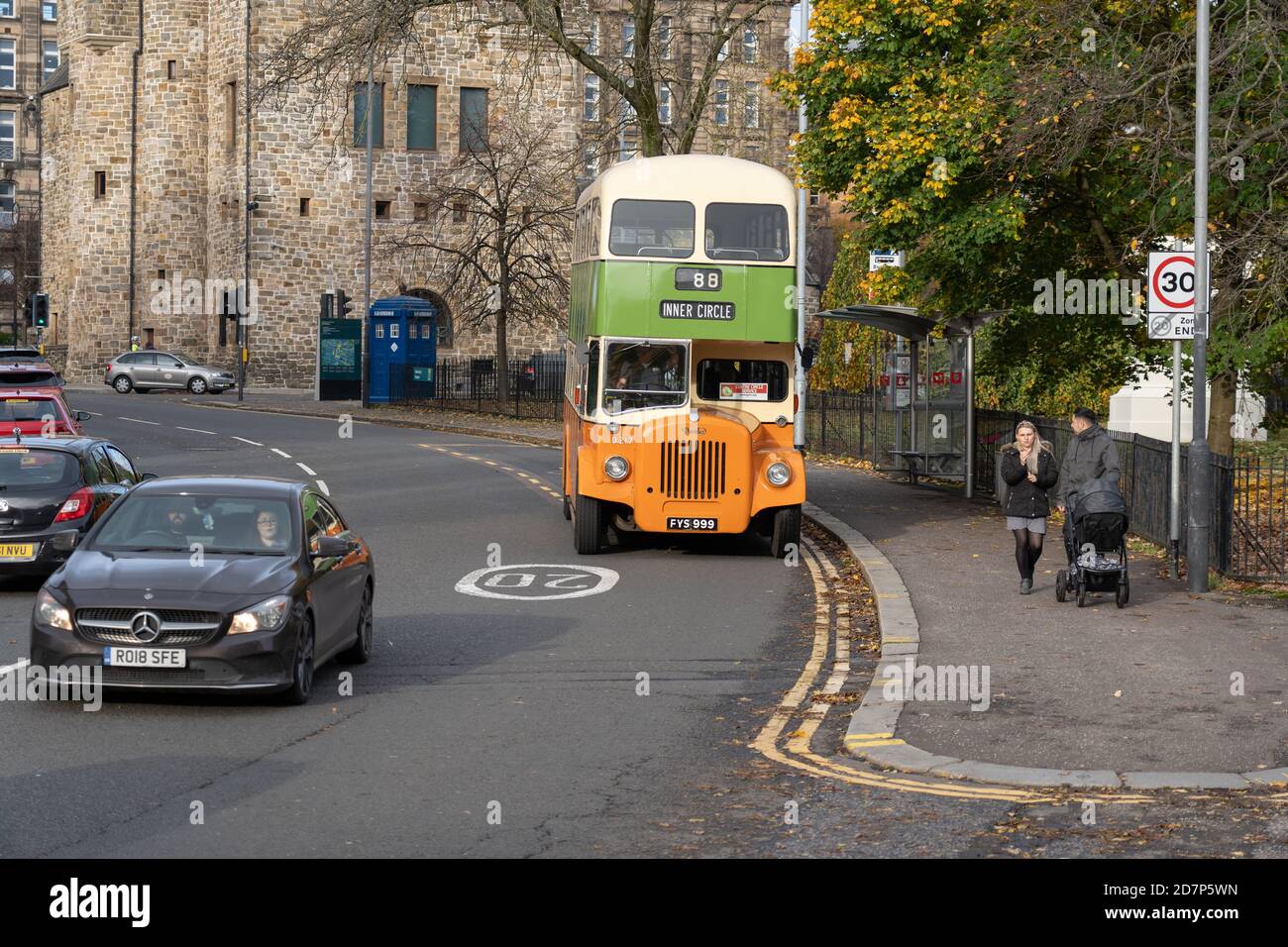 Glasgow, Schottland, Großbritannien. Okt. 2020. Glasgow Vintage Vehicle Trust präsentiert rund 25 ihrer Oldtimer-Busse aus ihrer Sammlung, während sie im Rahmen ihres "Centre Circle Day" durch die Straßen von Glasgow fahren.Quelle: Richard Gass/Alamy Live News Stockfoto