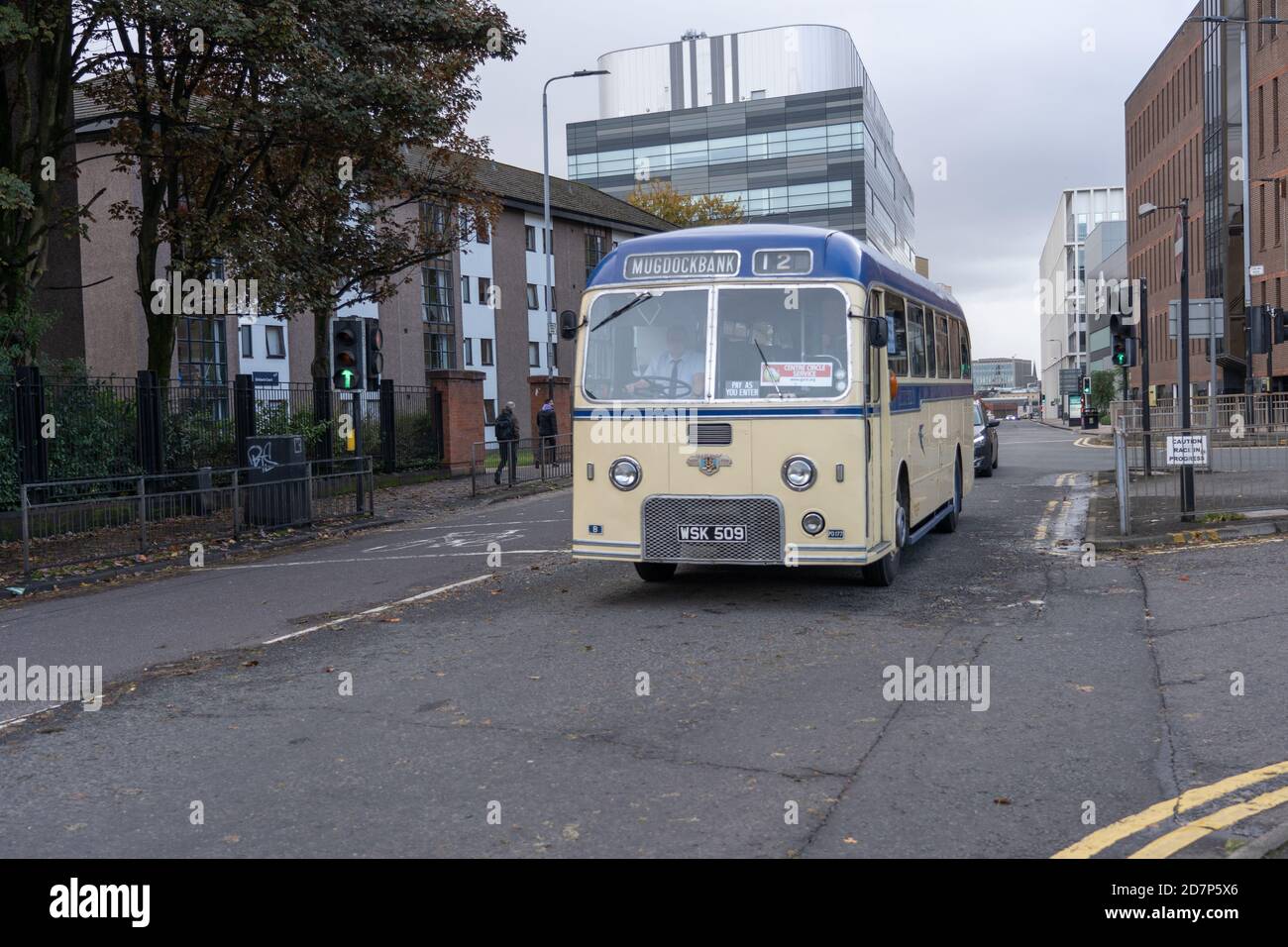 Glasgow, Schottland, Großbritannien. Okt. 2020. Glasgow Vintage Vehicle Trust präsentiert rund 25 ihrer Oldtimer-Busse aus ihrer Sammlung, während sie im Rahmen ihres "Centre Circle Day" durch die Straßen von Glasgow fahren.Quelle: Richard Gass/Alamy Live News Stockfoto