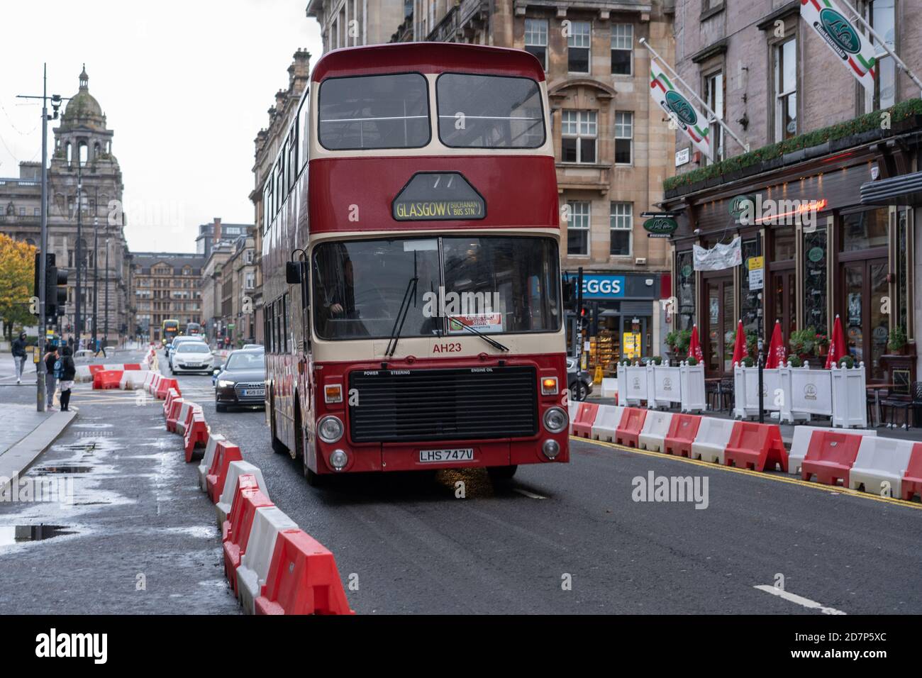 Glasgow, Schottland, Großbritannien. Okt. 2020. Glasgow Vintage Vehicle Trust präsentiert rund 25 ihrer Oldtimer-Busse aus ihrer Sammlung, während sie im Rahmen ihres "Centre Circle Day" durch die Straßen von Glasgow fahren.Quelle: Richard Gass/Alamy Live News Stockfoto