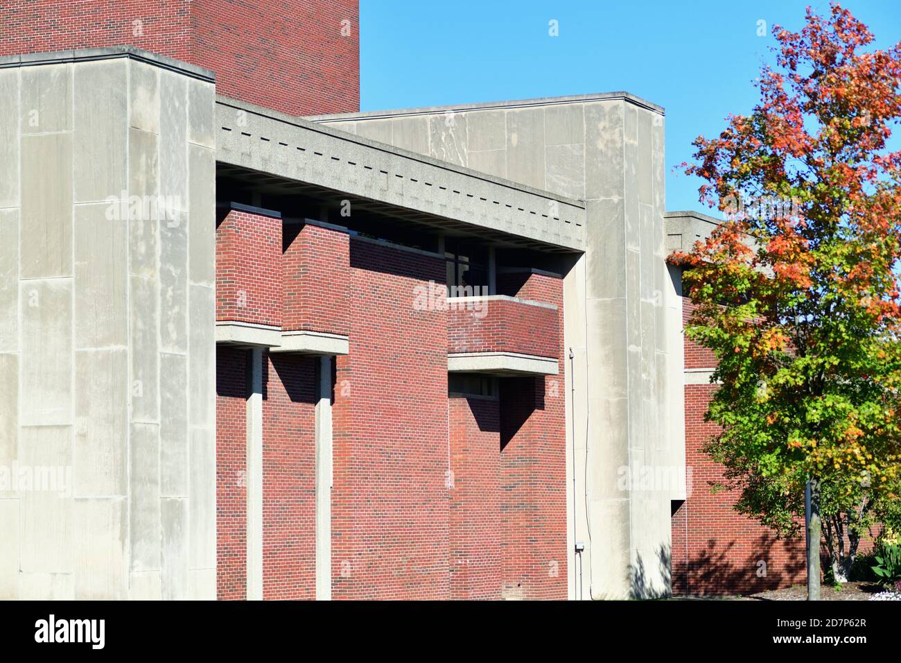 Holland, Michigan, USA. Der Herbst färbt den Campus am Hope College in Holland, Michigan, vor dem DeWitt Student and Cultural Centre. Stockfoto