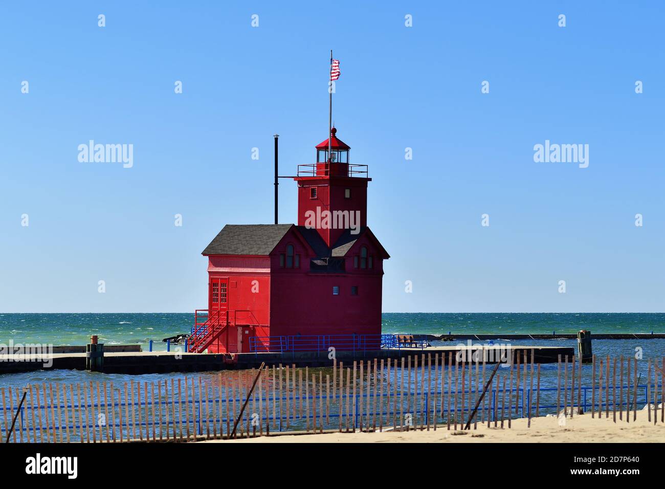 Holland, Michigan, USA. Das Holland Harbour Light, auch bekannt als "Big Red" an einem klaren, aber windigen Tag. Stockfoto