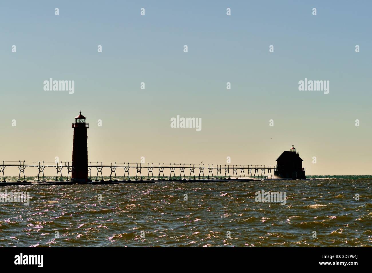 Grand Haven, Michigan, USA. Das Grand Haven South Pierhead Inner Light, links, ist das innere Licht von zwei Leuchttürmen am südlichen Pier von Grand Haven. Stockfoto