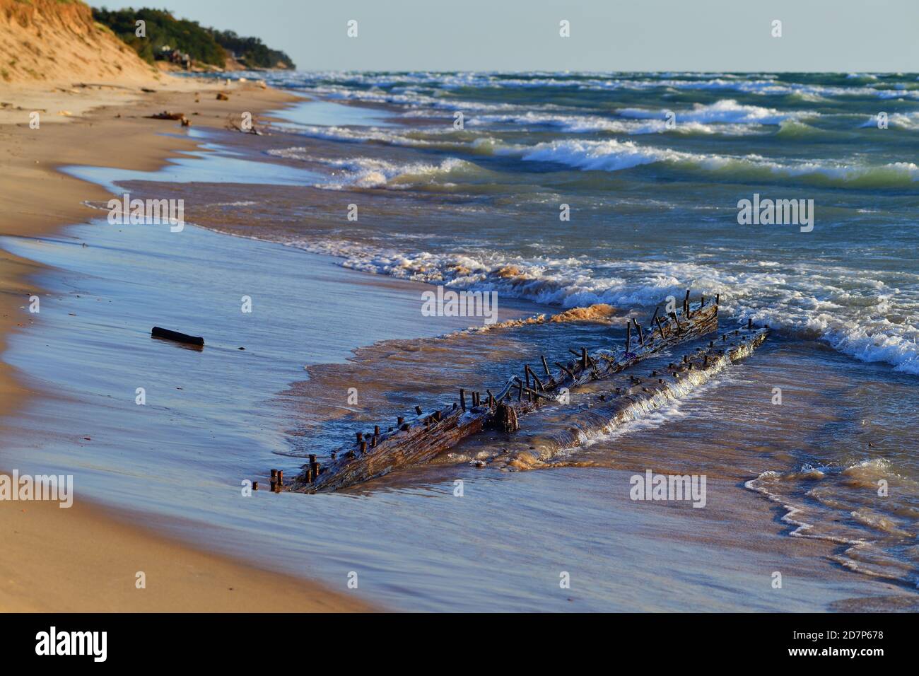 Whitehall, Michigan, USA. Die Überreste eines Schiffswracks aus den Großen Seen, eingebettet in den Sand eines Strandes in der Nähe der White River Light Station. Stockfoto