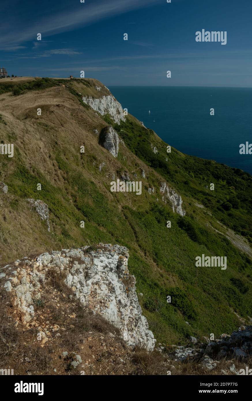 Weiße Kreidefelsen, darunter schlummernde Unterklippen, an der West Dorset-Küste bei White Nothe. Stockfoto