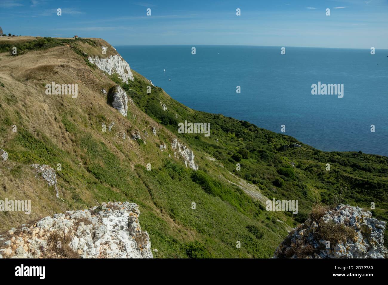 Weiße Kreidefelsen, darunter schlummernde Unterklippen, an der West Dorset-Küste bei White Nothe. Stockfoto