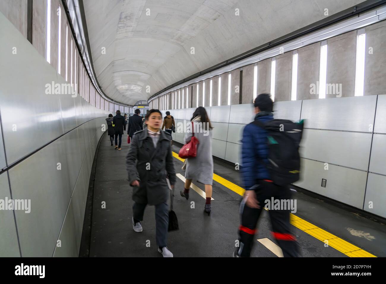 Pendler laufen auf dem Durchgang an der Toei Oedo Linie Iidabashi Tokyo. Stockfoto