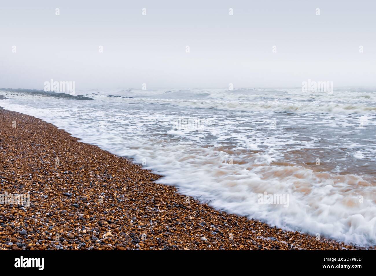 Meereswellen an einem Kiesstrand. Stockfoto