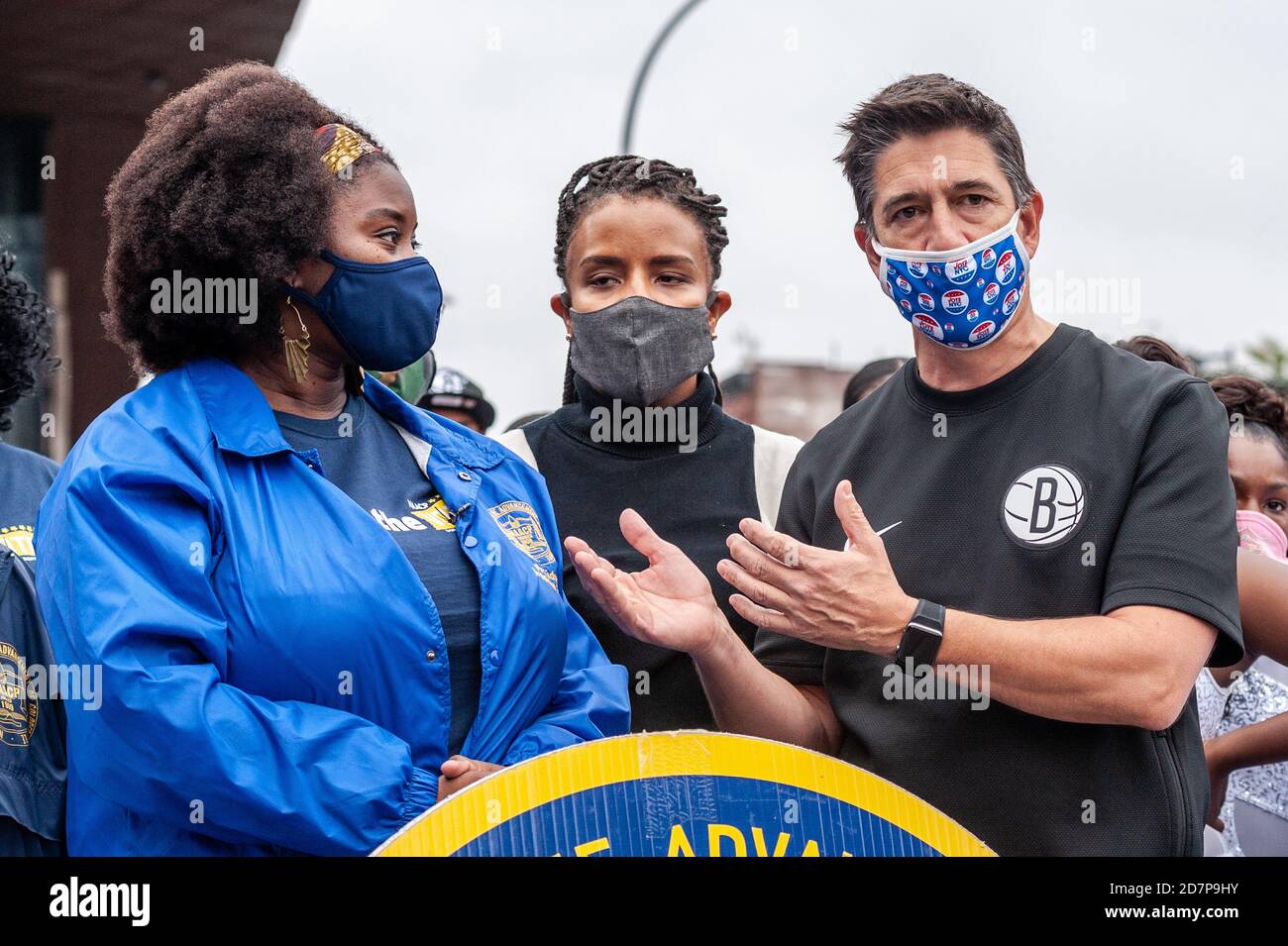 Brooklyn, Vereinigte Staaten Von Amerika . Okt. 2020. (L-R) L. Joy Williams vom NAACP-Kapitel in Brooklyn, die New Yorker Stadtrat-Frau Laurie A. Cumbo und John Abbamondi, CEO des Brooklyn Nets and Barclays Center, halten am ersten Tag der vorzeitigen Abstimmung vor dem Barclays Center in Brooklyn, New York, 24. 2020, eine Pressekonferenz ab. (Foto von Gabriele Holtermann/Sipa USA) Quelle: SIPA USA/Alamy Live News Stockfoto