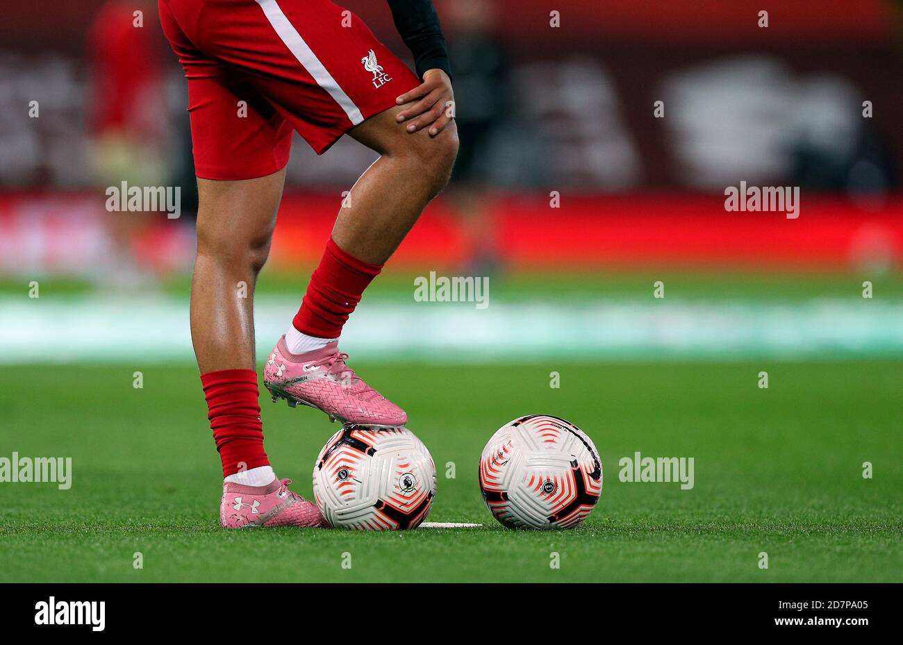 Liverpools Trent Alexander-Arnold in rosa Stiefeln während des Premier League-Spiels in Anfield, Liverpool. Stockfoto