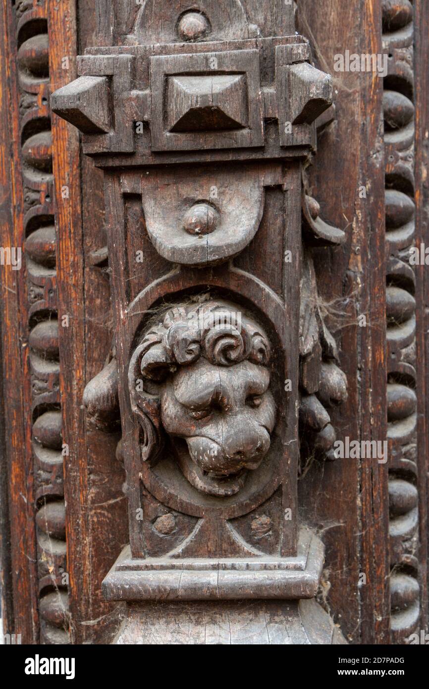 Nahaufnahme der Holzschnitzereien auf Ancient House, (auch bekannt als Sparrowe's House), einem denkmalgeschützten Gebäude auf Buttermarket, Ipswich, Suffolk, UK. Stockfoto