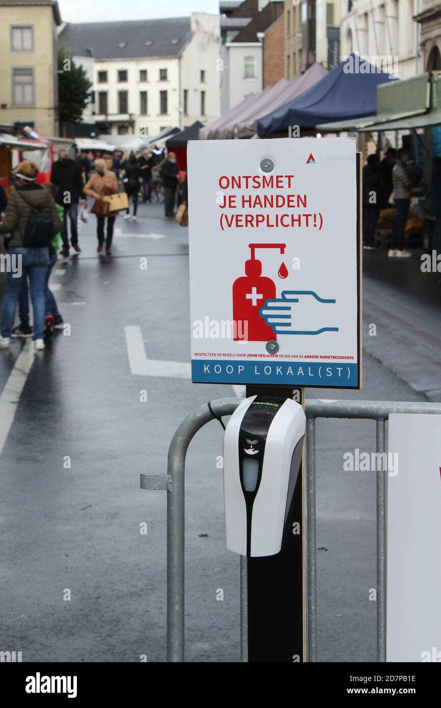 AALST, BELGIEN 24. OKTOBER 2020: 'Räuberhanddesinfektion'-Schilder am Eingang des wöchentlichen lokalen Marktes in den Straßen von Aalst, Ostflandern Stockfoto