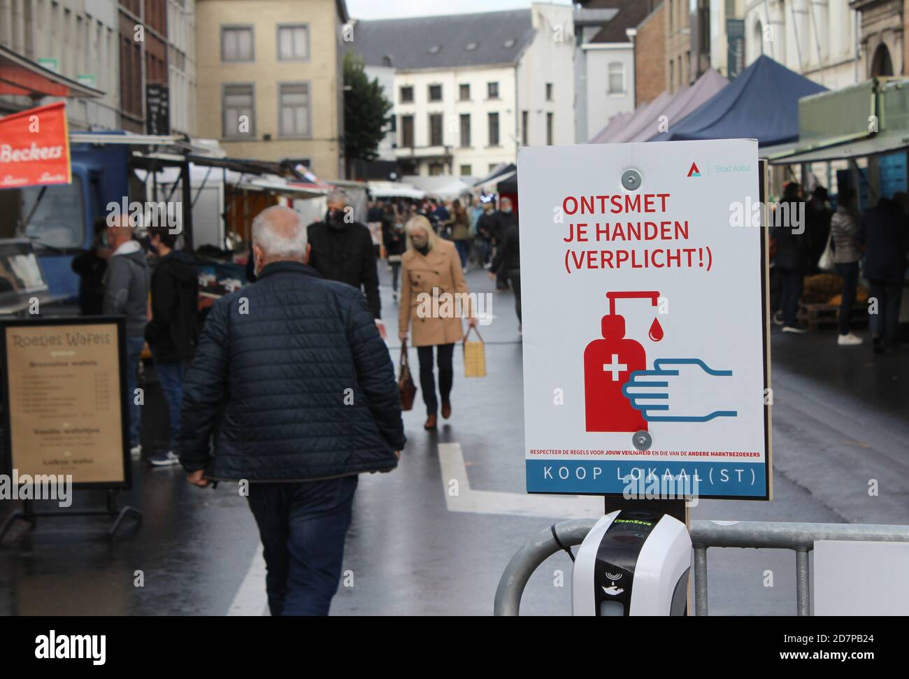 AALST, BELGIEN 24. OKTOBER 2020: 'Räuberhanddesinfektion'-Schilder am Eingang des wöchentlichen lokalen Marktes in den Straßen von Aalst, Ostflandern Stockfoto