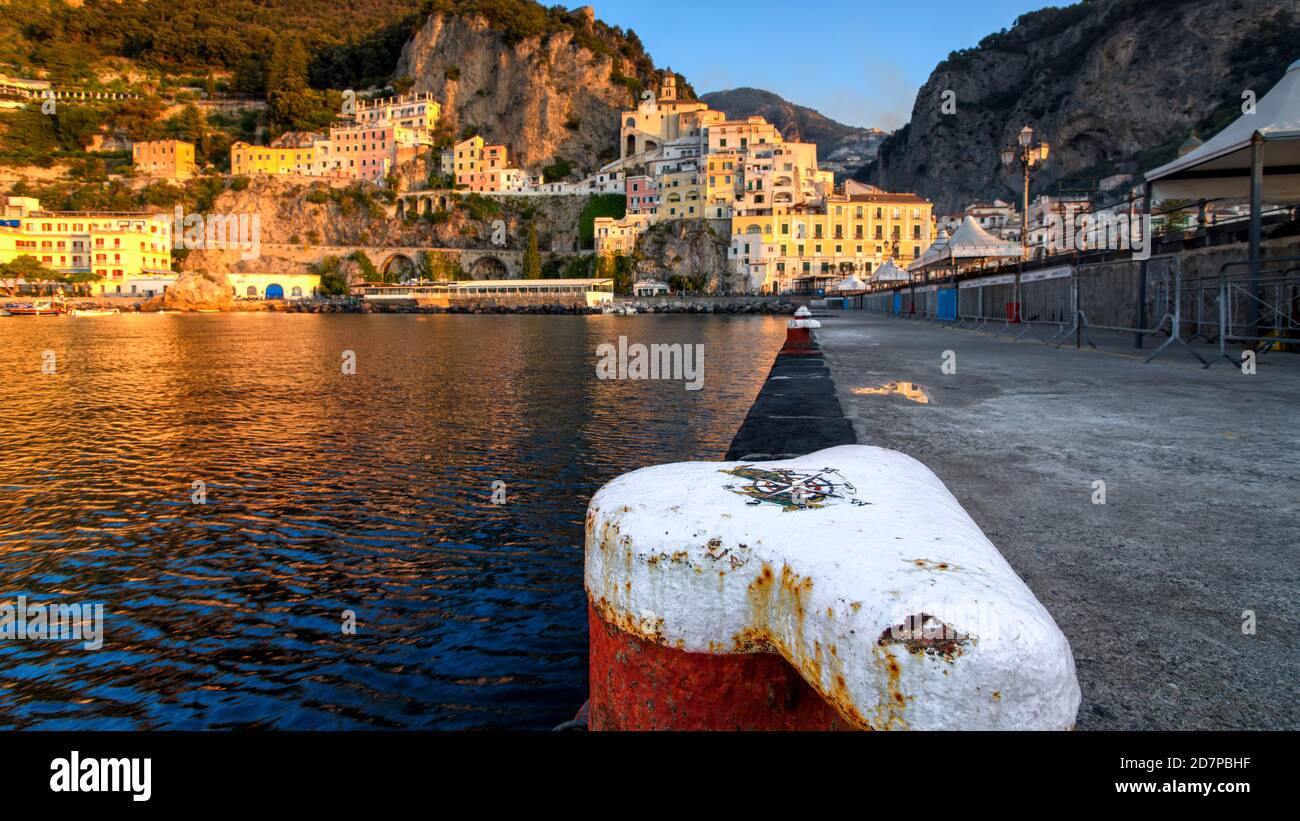 Amalfi Stadtbild an der Küste des Tyrrhenischen Meeres, Italien Stockfoto