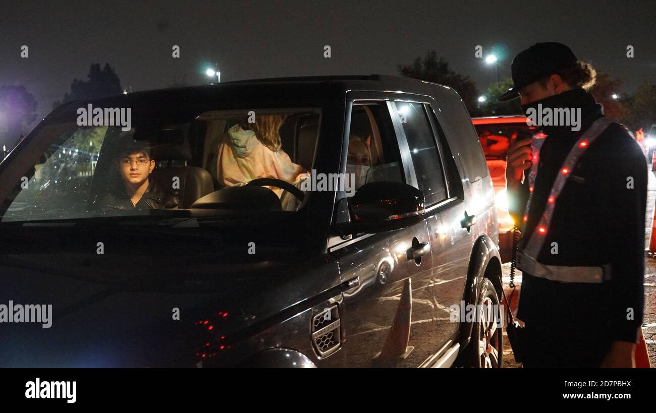 Los Angles, USA. Oktober 2020. Die Leute kommen, um die Drive-in-Filmserie in ihren Autos im Los Angeles Zoo und Botanischen Gärten (L.A. Zoo) in Los Angeles, USA, am 23. Oktober 2020. Vom 16. Oktober bis 1. November, The L.A. Zoo präsentiert Drive-in-Filmabende an jedem Wochenende. Diese Outdoor-Veranstaltung ermöglicht es Familien und Freunden, einen Lieblingszeitvertreib zu genießen, während sie in ihren eigenen Autos sicher und körperlich distanziert bleiben. Quelle: Zeng Hui/Xinhua/Alamy Live News Stockfoto