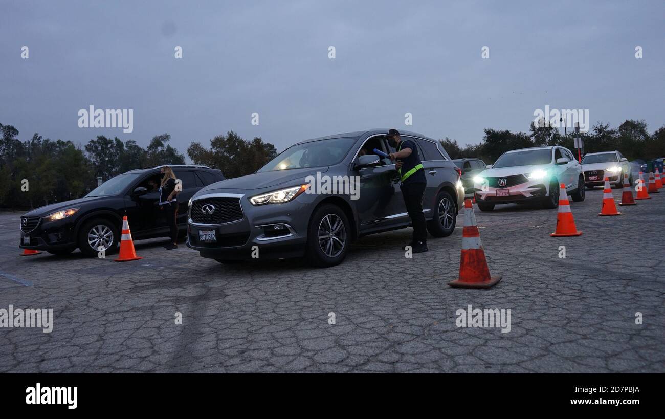 Los Angles, USA. Oktober 2020. Die Leute kommen, um die Drive-in-Filmserie in ihren Autos im Los Angeles Zoo und Botanischen Gärten (L.A. Zoo) in Los Angeles, USA, am 23. Oktober 2020. Vom 16. Oktober bis 1. November, The L.A. Zoo präsentiert Drive-in-Filmabende an jedem Wochenende. Diese Outdoor-Veranstaltung ermöglicht es Familien und Freunden, einen Lieblingszeitvertreib zu genießen, während sie in ihren eigenen Autos sicher und körperlich distanziert bleiben. Quelle: Zeng Hui/Xinhua/Alamy Live News Stockfoto