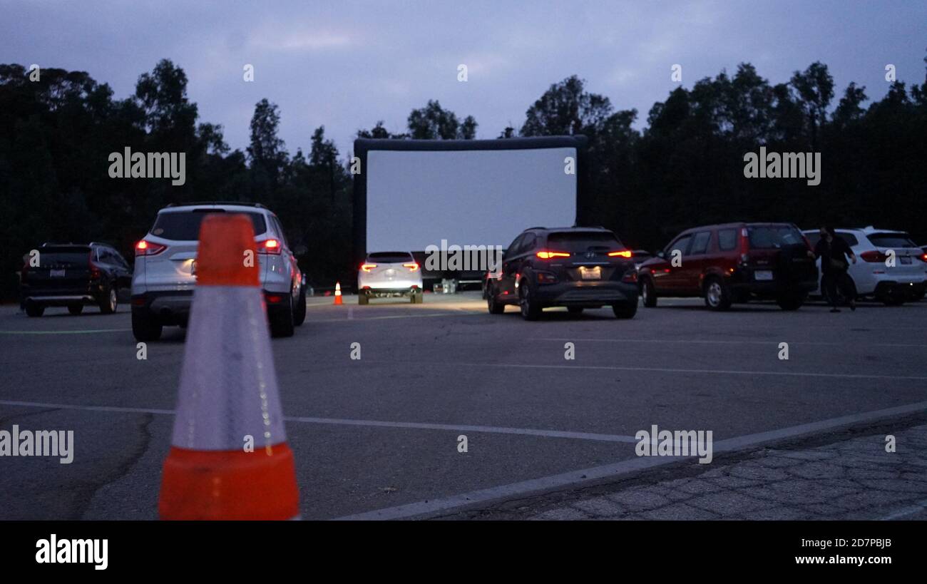 Los Angles, USA. Oktober 2020. Die Leute warten in ihren Autos auf die Drive-in-Filmnacht im Los Angeles Zoo und Botanischen Garten (L.A. Zoo) in Los Angeles, USA, am 23. Oktober 2020. Vom 16. Oktober bis 1. November, The L.A. Zoo präsentiert Drive-in-Filmabende an jedem Wochenende. Diese Outdoor-Veranstaltung ermöglicht es Familien und Freunden, einen Lieblingszeitvertreib zu genießen, während sie in ihren eigenen Autos sicher und körperlich distanziert bleiben. Quelle: Zeng Hui/Xinhua/Alamy Live News Stockfoto
