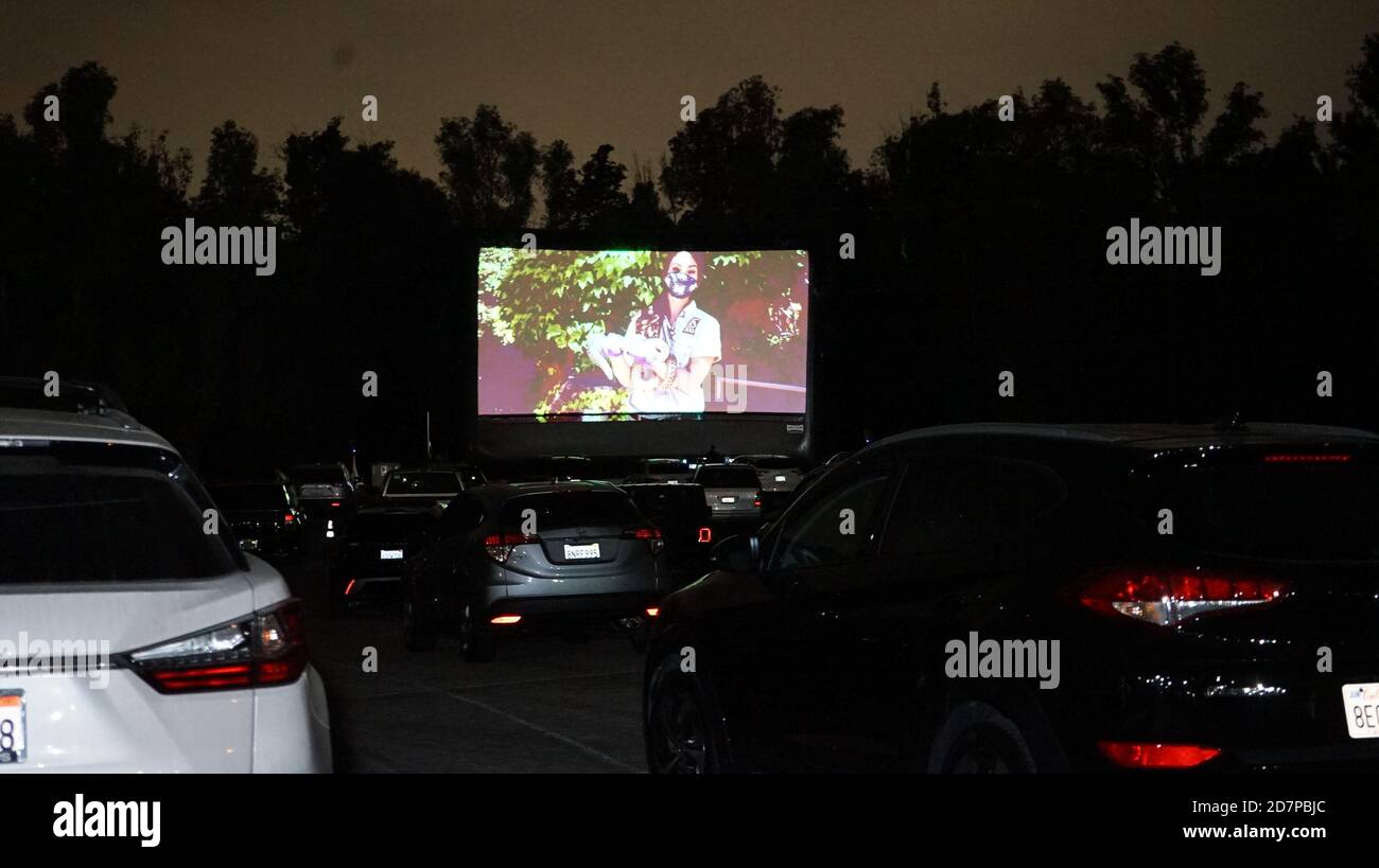 Los Angles, USA. Oktober 2020. Im Los Angeles Zoo and Botanical Gardens (L.A.) sehen die Menschen Filme in ihren Autos Zoo) in Los Angeles, USA, am 23. Oktober 2020. Vom 16. Oktober bis 1. November, The L.A. Zoo präsentiert Drive-in-Filmabende an jedem Wochenende. Diese Outdoor-Veranstaltung ermöglicht es Familien und Freunden, einen Lieblingszeitvertreib zu genießen, während sie in ihren eigenen Autos sicher und körperlich distanziert bleiben. Quelle: Zeng Hui/Xinhua/Alamy Live News Stockfoto