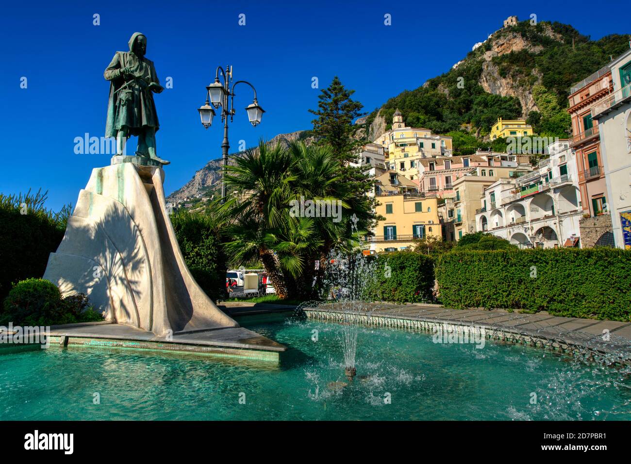 Brunnen mit Statue von Flavio Gioia (Gioja) auf der Piazza Flavio Gioia