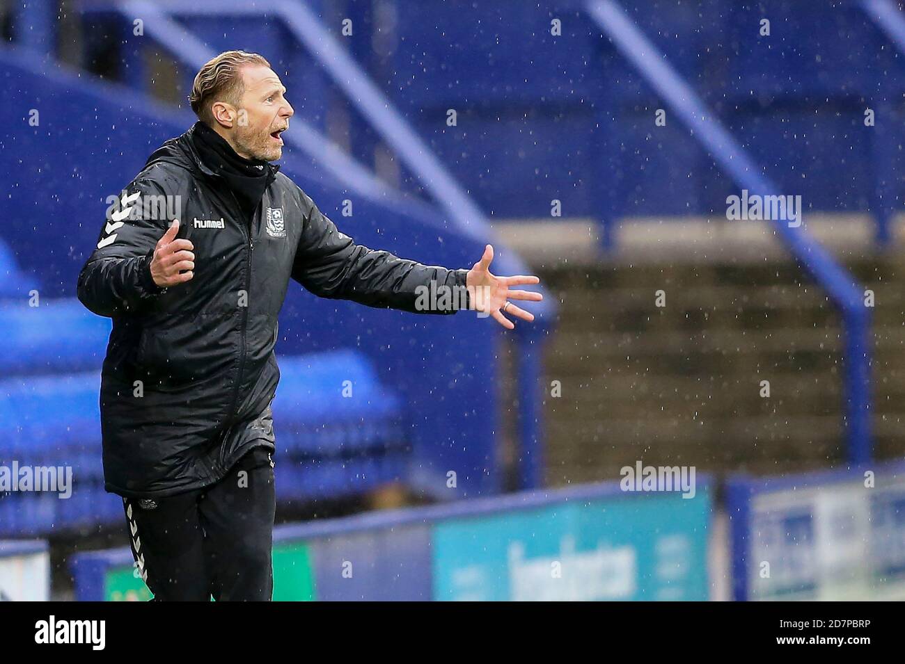 Birkenhead, Großbritannien. Okt. 2020. Southend United Manager Mark Mollesley ruft Anweisungen. EFL Skybet Football League Two Match, Tranmere Rovers gegen Southend Utd im Prenton Park, Birkenhead, Wirral am Samstag, 24. Oktober 2020. Dieses Bild darf nur für redaktionelle Zwecke verwendet werden. Nur redaktionelle Verwendung, Lizenz für kommerzielle Nutzung erforderlich. Keine Verwendung in Wetten, Spiele oder ein einzelner Club / Liga / Spieler Publikationen.pic von Chris Stading / Andrew Orchard Sport Fotografie / Alamy Live News Kredit: Andrew Orchard Sport Fotografie / Alamy Live News Stockfoto