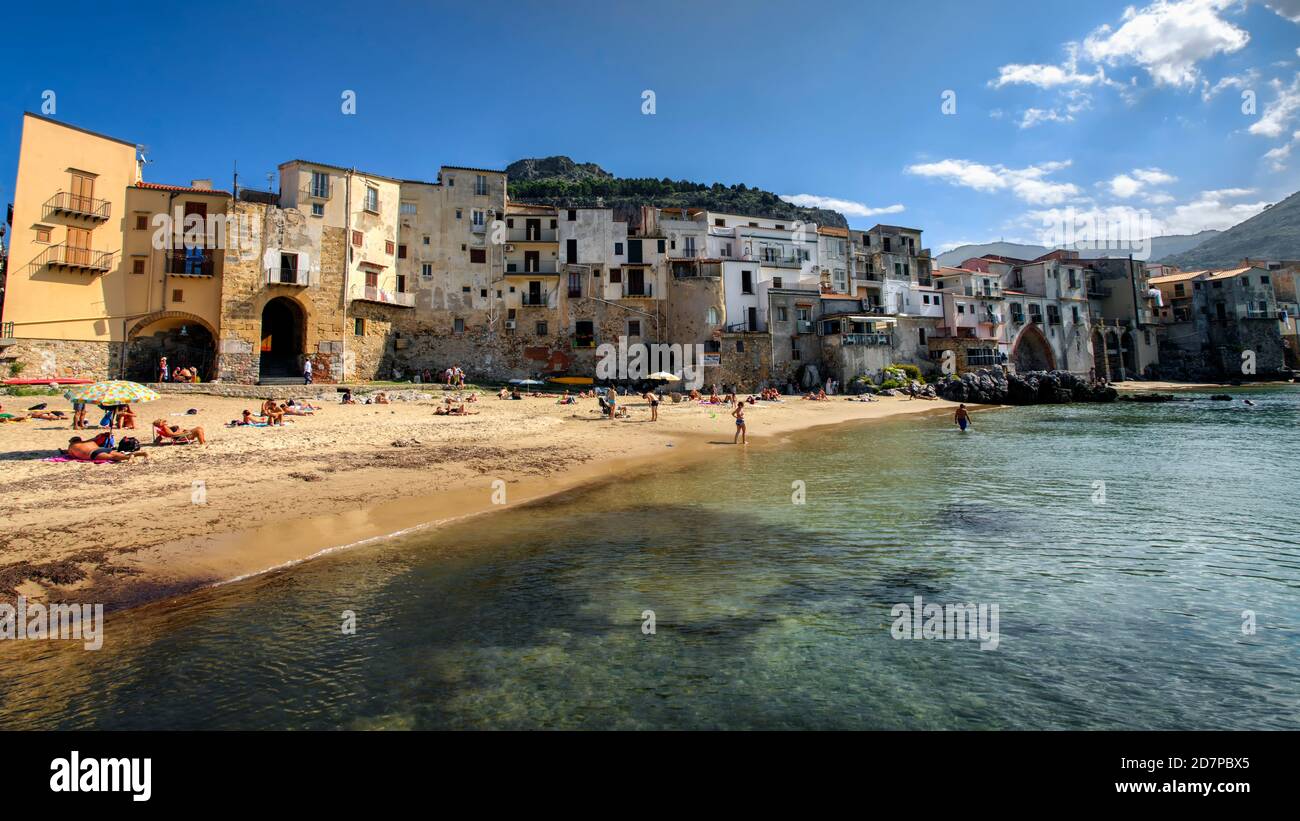 Hafen und alte Häuser in Cefalu. Cefalù, Sizilien, Italien Stockfoto