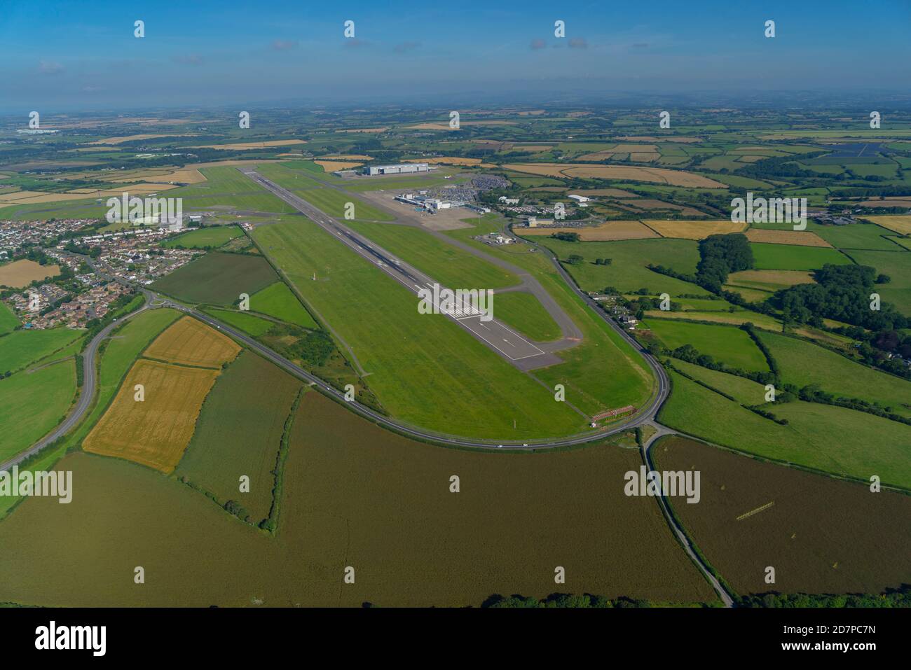 Luftaufnahme des Cardiff International Airport im Vale of Glamorgan, South Wales, Großbritannien Stockfoto