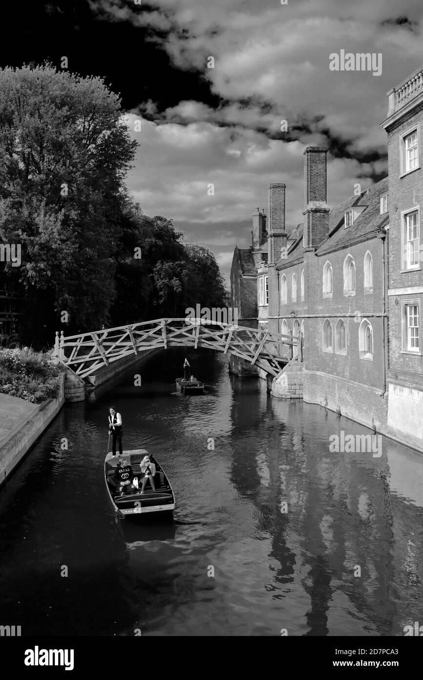 Menschen Stanzen auf dem Fluss Cam unter der Mathematical Bridge und Queen's College, Cambridge City, England Stockfoto