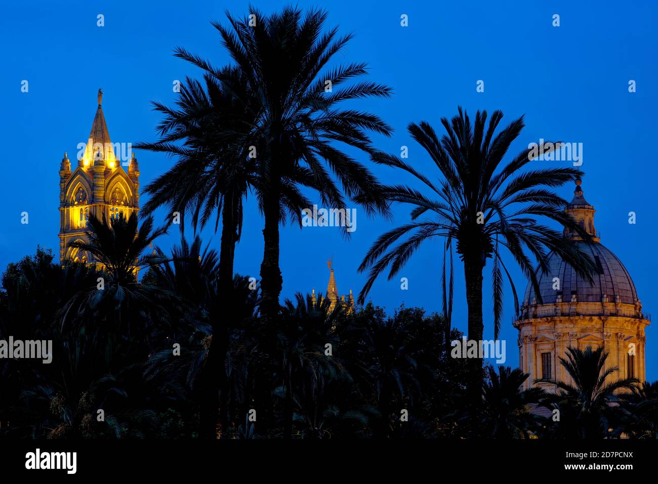 Dom und Turm von Palermo vom Park der Villa Bonanno in Palermo, Sizilien, Italien aus gesehen. Stockfoto