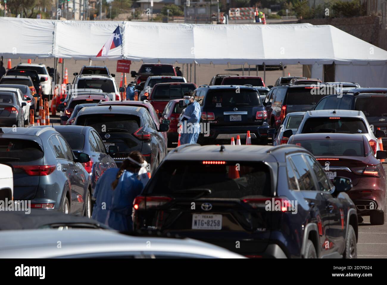 El Paso, USA. Oktober 2020. COVID-19-Tests werden an einem kürzlich eröffneten Teststandort an der University of Texas in El Paso durchgeführt. El Paso erlebt derzeit eine der schlimmsten COVID-19-Überspannungen in den Vereinigten Staaten, von denen heute über 1,200 neue Fälle berichtet werden. Quelle: Corrie Boudreaux/Alamy Live News Stockfoto