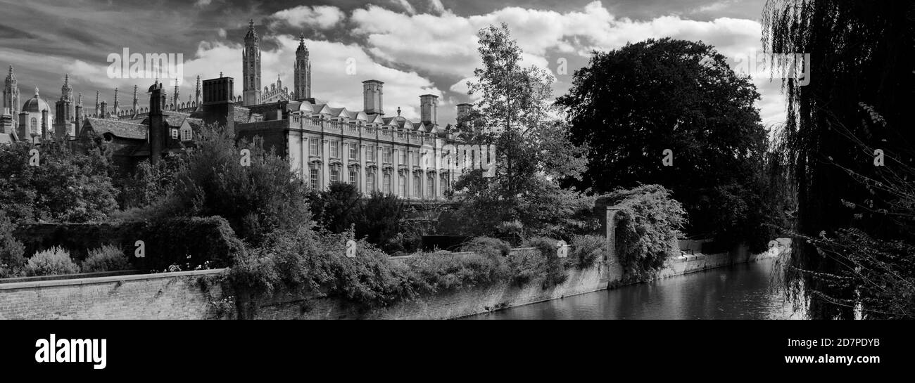 People Punting on the River Cam, Clare College Cambridge City, England, Großbritannien Stockfoto