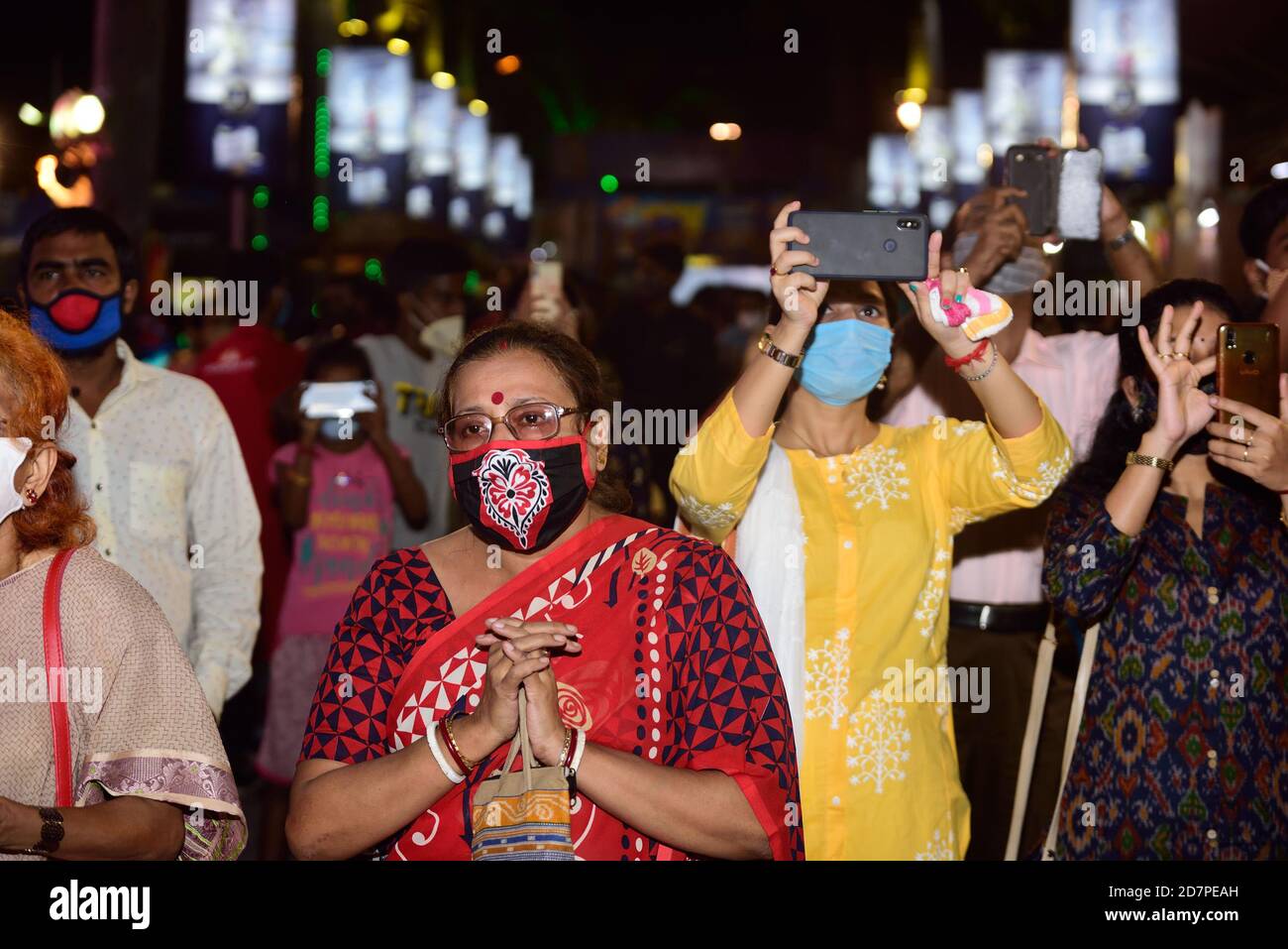 Besucher, die Gesichtsmasken als vorbeugende Maßnahme tragen, fotografieren im Pandal Durga Puja.aufgrund des Coronavirus gibt es viele Einschränkungen wie keinen Eintritt in die Pandalen von Durga Puja, Und als die covid19 in Kalkutta zusammen mit dem Land immer schlimmer wird, die medizinische Brüderlichkeit forderte die Menschen nicht in der Menge wagen, aber immer noch Menschen kamen heraus, obwohl die Zahl ist sehr niedrig im Vergleich zu den Vorjahren, aber immer noch kamen sie zu den Pandalen tragen besuchen Masken. Stockfoto