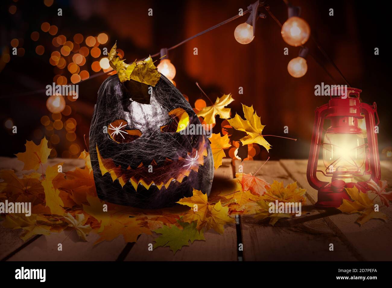 Dunkles Interieur des Hauses für Halloween Kürbisse, Netze und Spinnen dekoriert Stockfoto