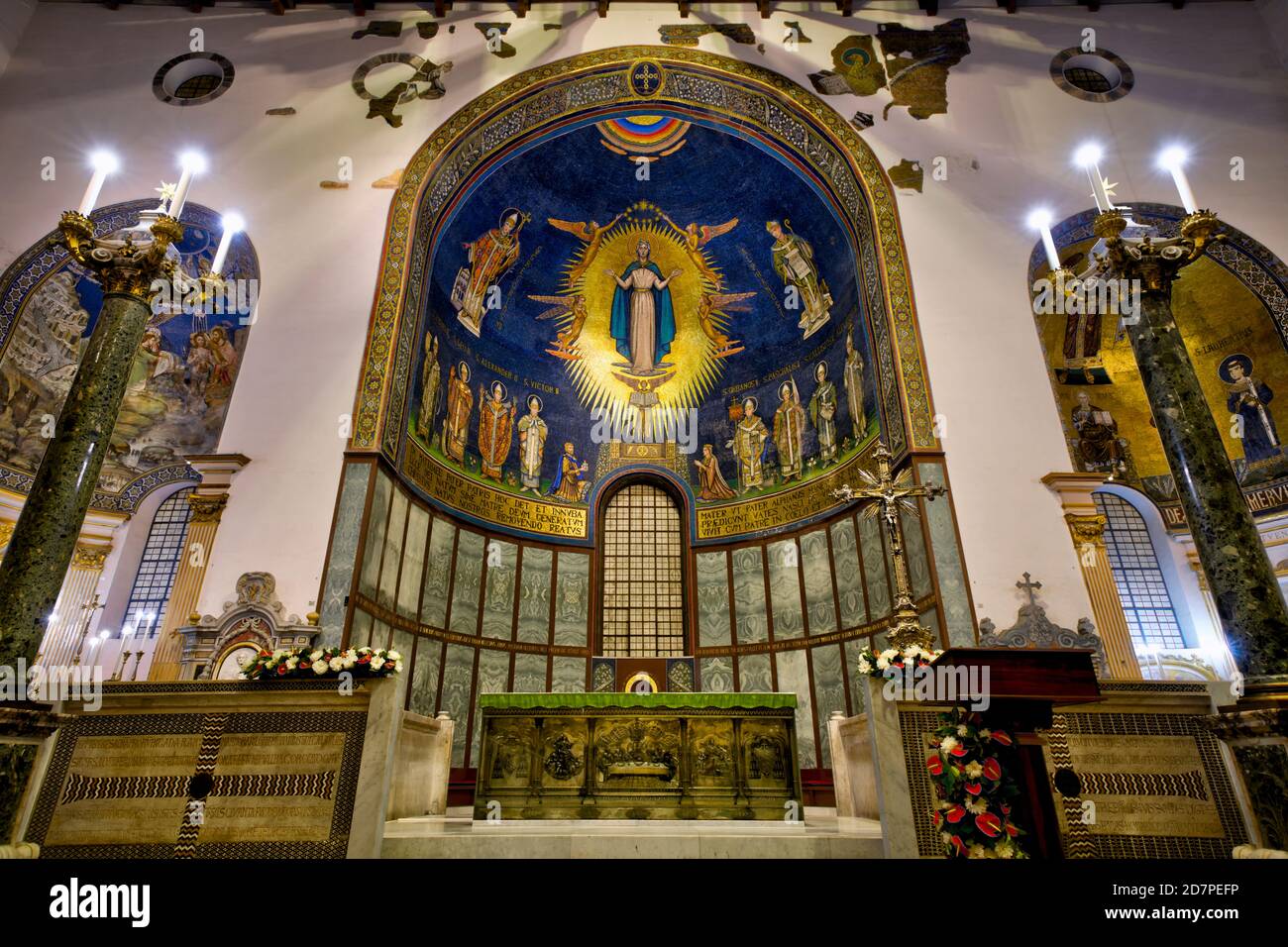 Kathedrale von Salerno oder Kathedrale des heiligen Matthäus und des heiligen Gregor des Großen (Cattedrale di San Matteo e San Gregorio Magno). Salerno, Italien. Stockfoto