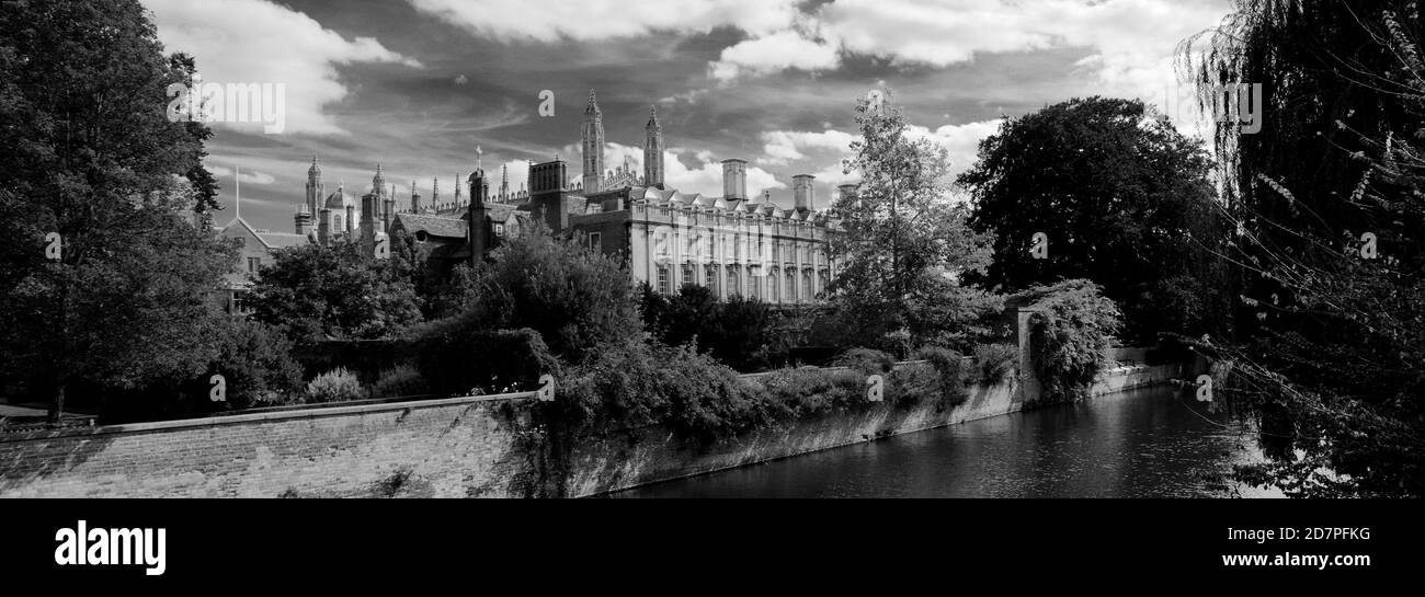 People Punting on the River Cam, Clare College Cambridge City, England, Großbritannien Stockfoto