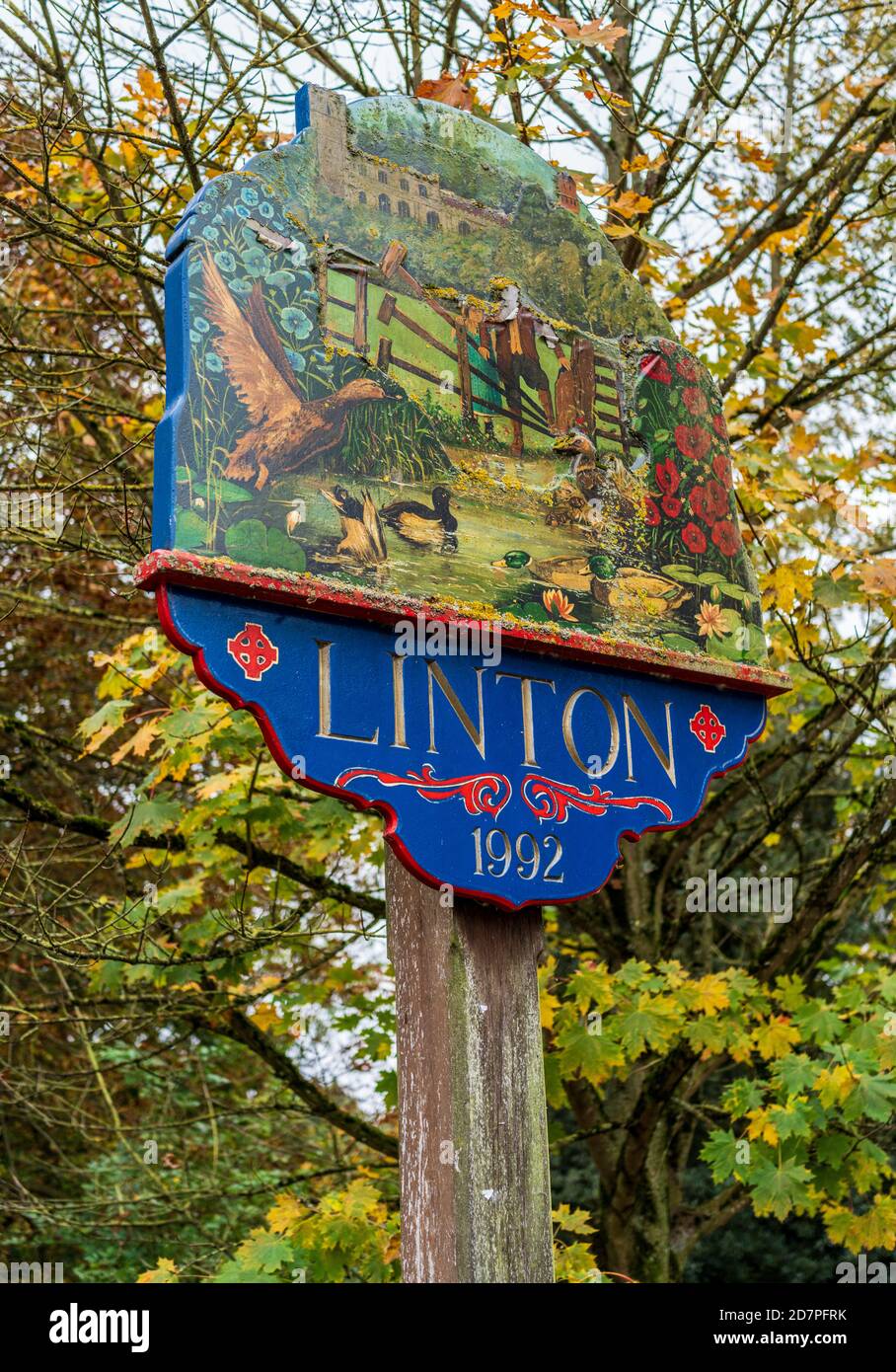 Linton Village Sign - Linton Cambridgeshire. Gegründet zur Zeit des Domesday-Buches, Bevölkerung um 4500 (2011). Schild mit Klapper-Stil. Stockfoto