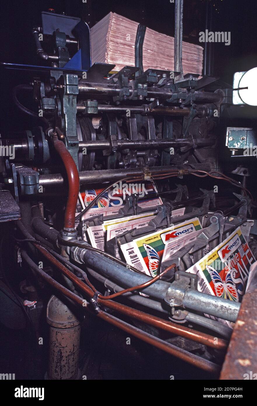 Zeitungsmailroom Einlegemaschine, Kmart-Werbung in den 1980er- Stockfoto