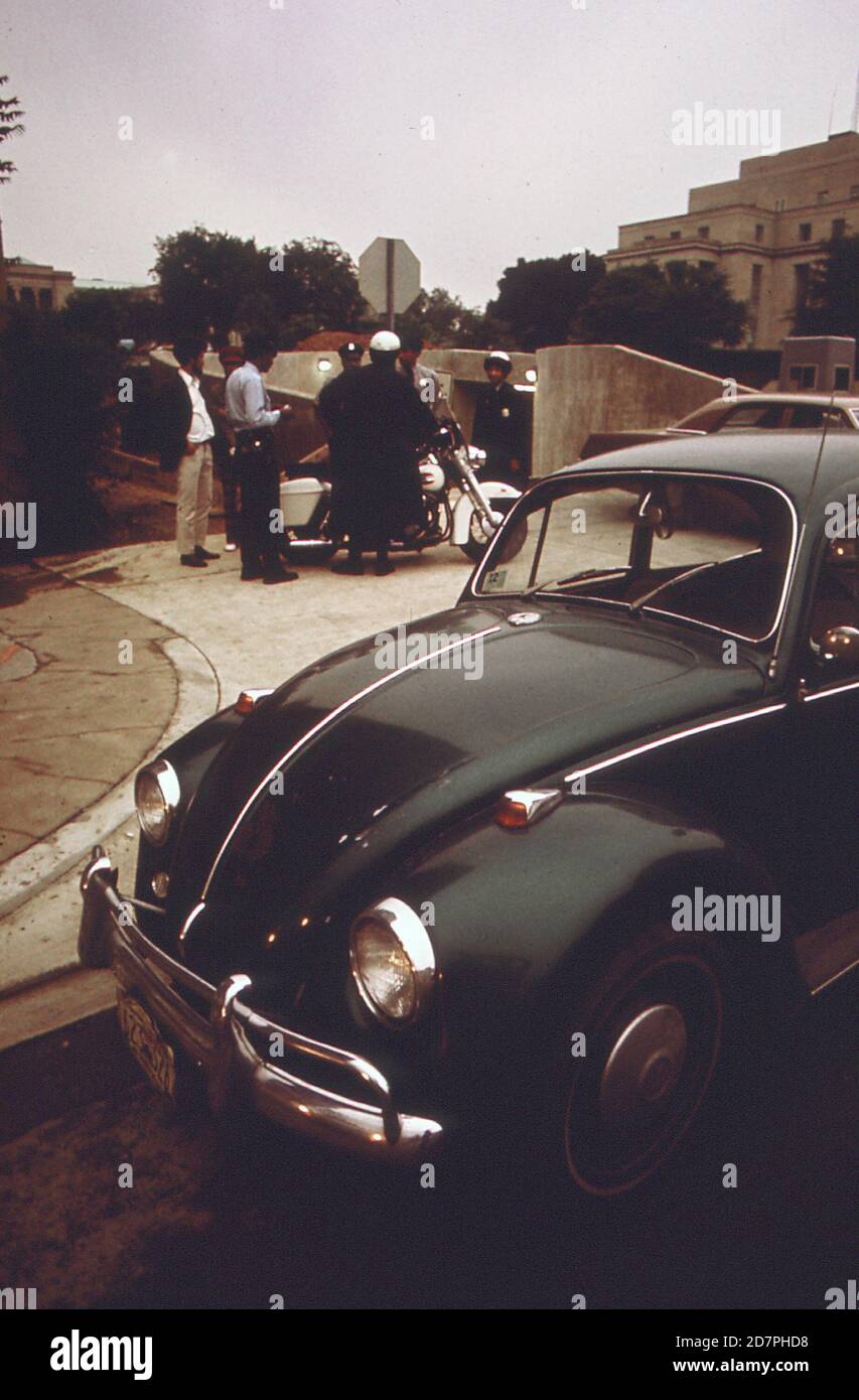 Polizeifrage Fahrer des Autos, das als gestohlen gemeldet wurde (Washington D.C.) ca. 1973 Stockfoto