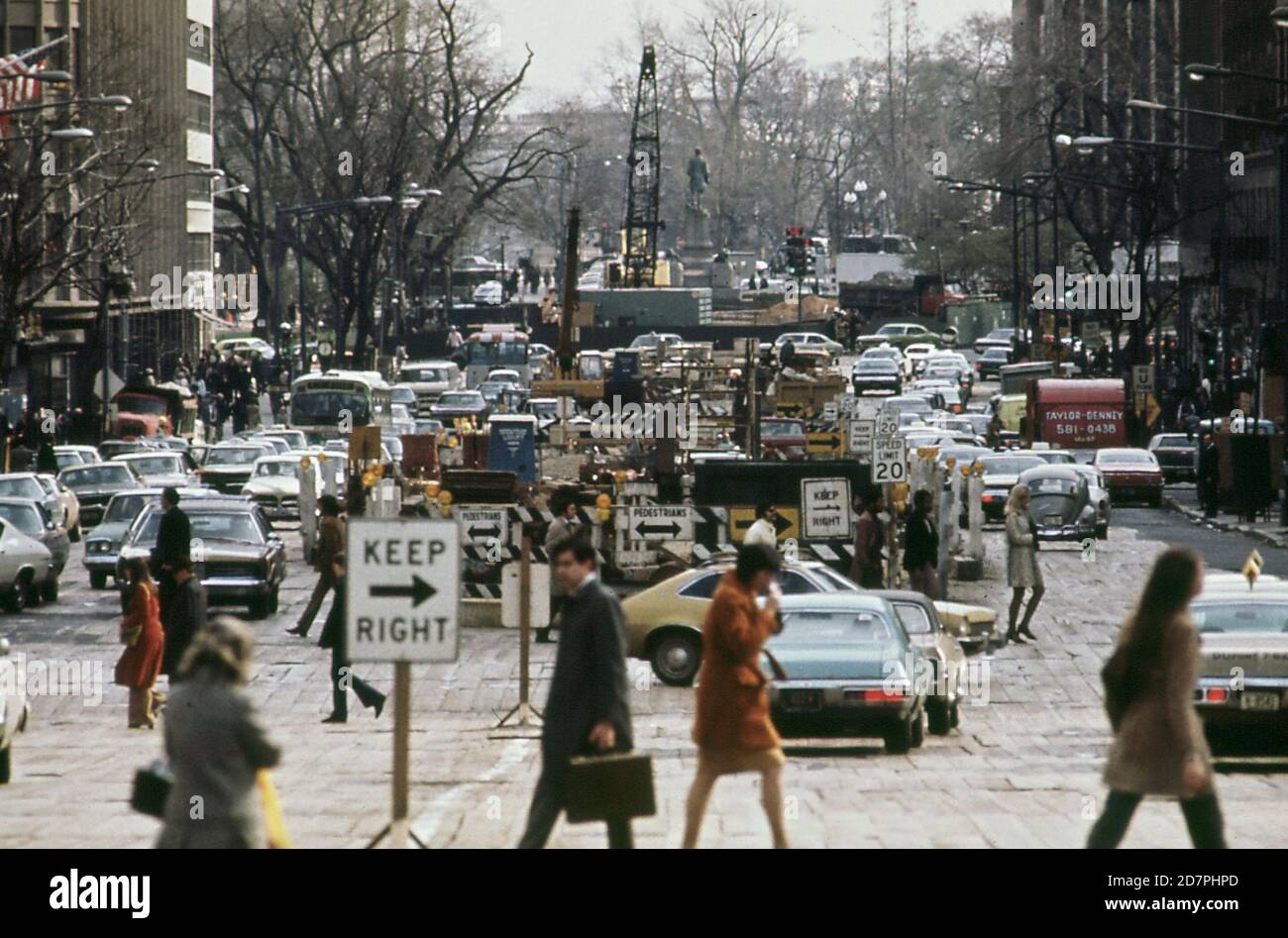 Connecticut Avenue; NW; Blick nach Süden. Abend Staus werden durch U-Bahn-Bau in Washington D.C. verschlimmert. Ca. 1973 Stockfoto