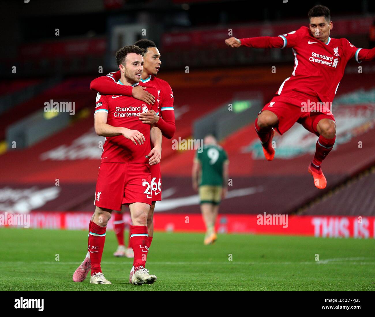 Der Liverpooler Diogo Jota feiert das zweite Tor seines Spieles mit Trent Alexander-Arnold (zweiter rechts) und Roberto Firmino (rechts) während des Premier League-Spiels in Anfield, Liverpool. Stockfoto