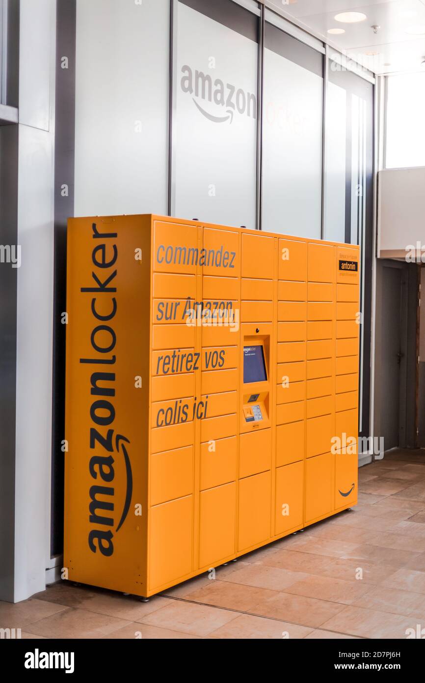 Amazon locker im Einkaufszentrum, orangefarbene Abholstelle für  Versandartikel mit dem Logo der Marke Amazon. Mobile Fotografie. Lyon,  Frankreich - 23. Februar Stockfotografie - Alamy