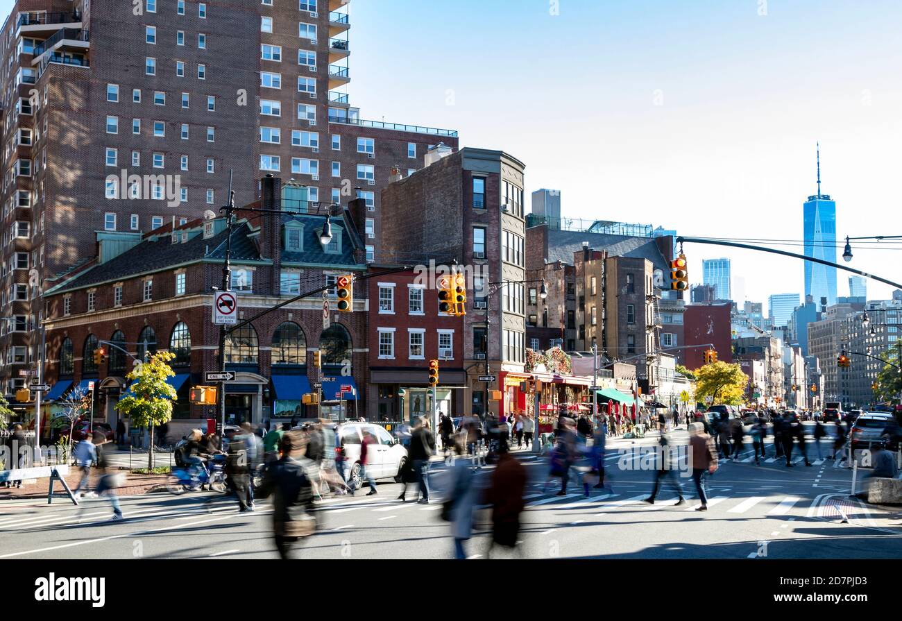 Es sind viele Leute, die auf der anderen Straßenseite um 7. Laufen Avenue im Stadtteil Greenwich Village von New York City NEW YORK CITY Stockfoto