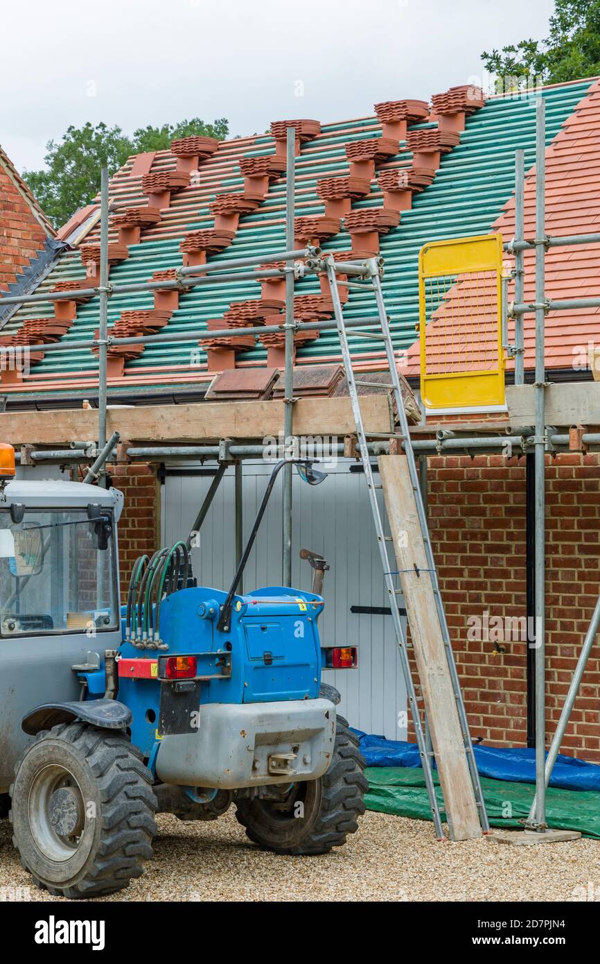 Baustelle mit Maschinen und Gerüsten, UK Haus Erweiterung, Scheune Umbau Stockfoto