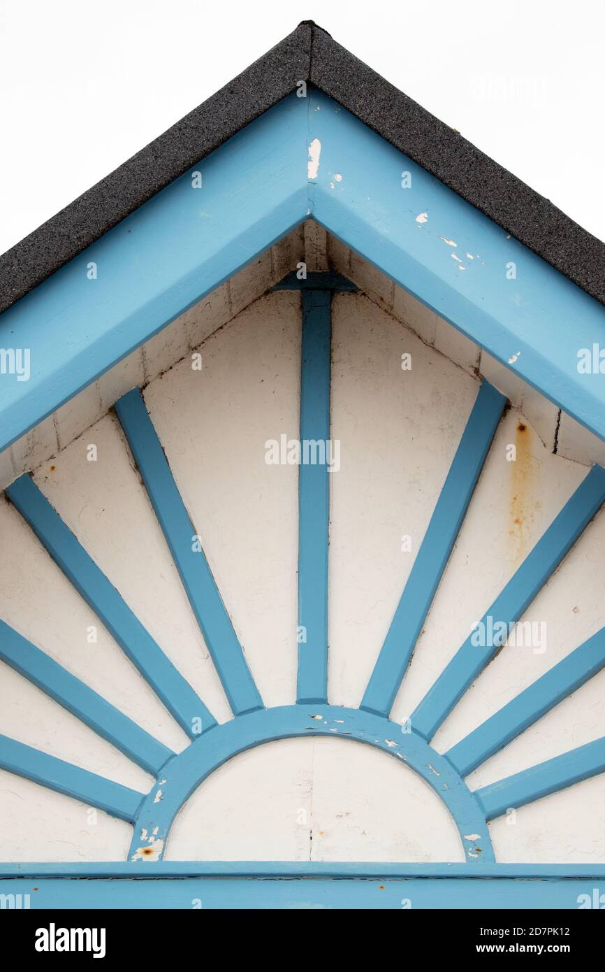 Dekorativer Giebel einer blauen Strandhütte aus Holz in Clacton on Sea, Essex, Vereinigtes Königreich Stockfoto