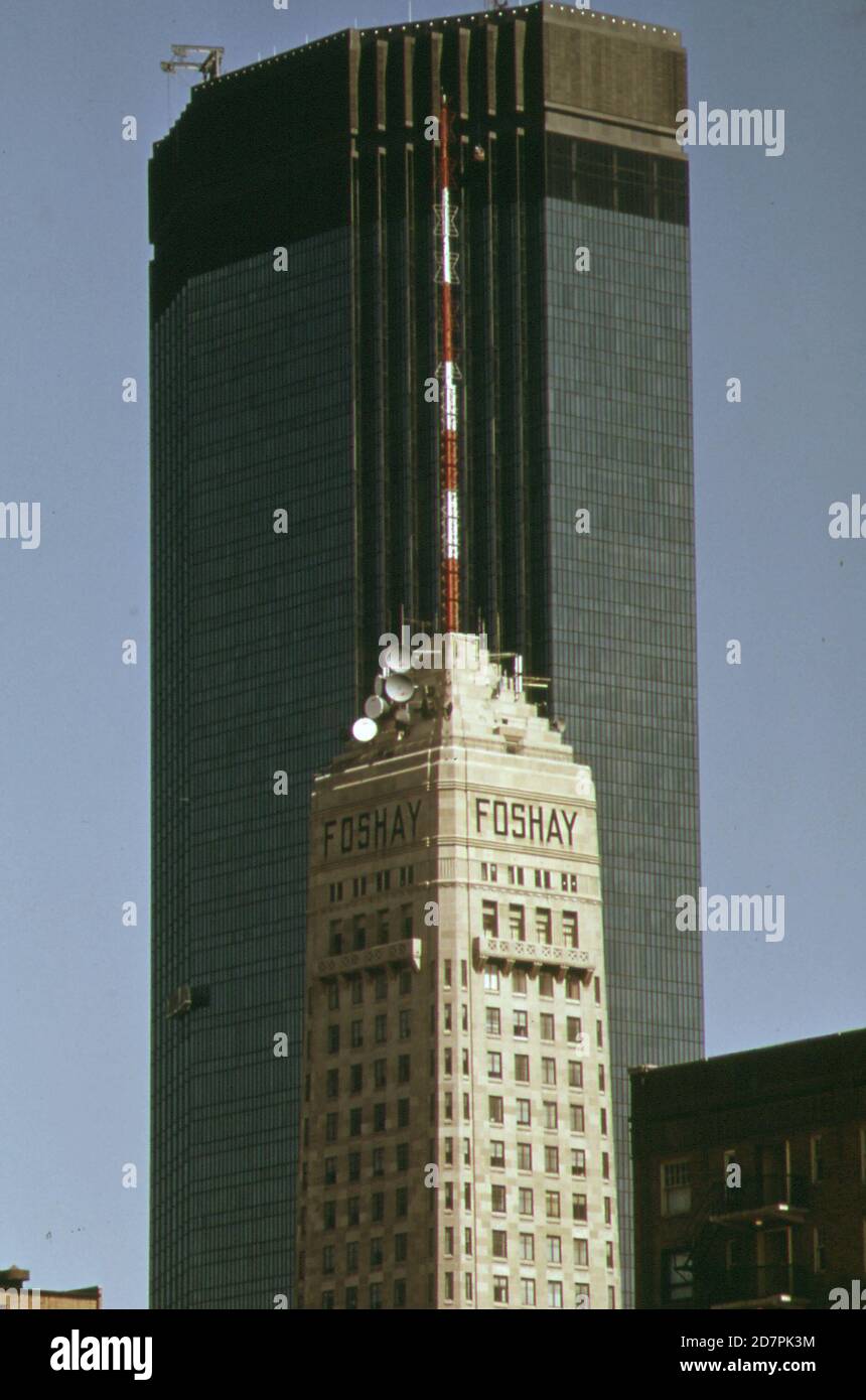 Foshay Tower; einst das höchste Gebäude in der Innenstadt von Minneapolis; wird von der neuen I.D.S. in den Schatten gestellt Zentrieren. Beide Wolkenkratzer sind in der Nähe der Nicollet Mall (in oder in der Nähe von Minneapolis) Ca. 1973 Stockfoto