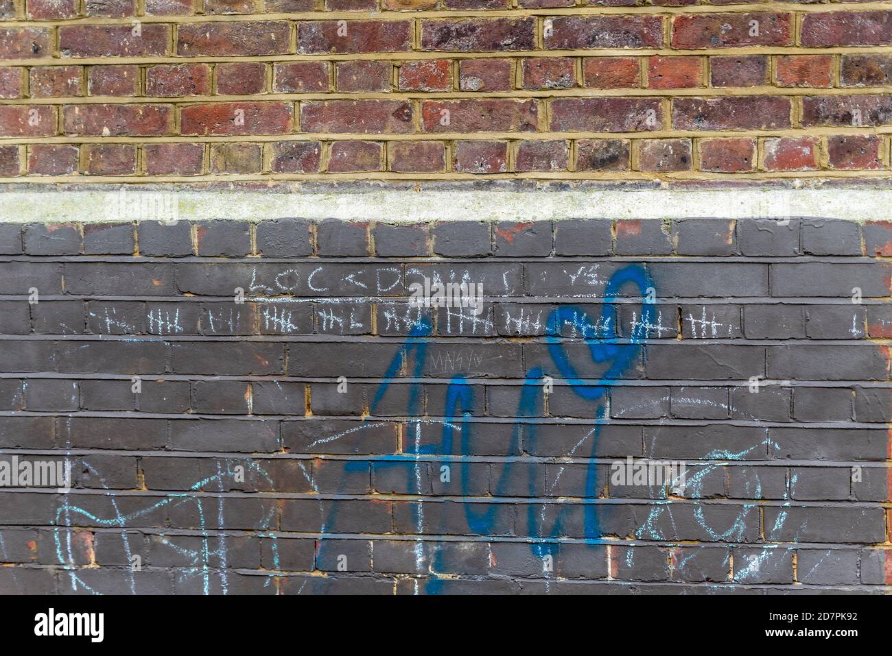 Die aufgestachelten Lockdown-Tage zählen Graffiti auf Backsteinviadukt im Central Park, Chelmsford, Essex, Großbritannien während der COVID 19 Coronavirus-Pandemie. Die Tage zählen Stockfoto