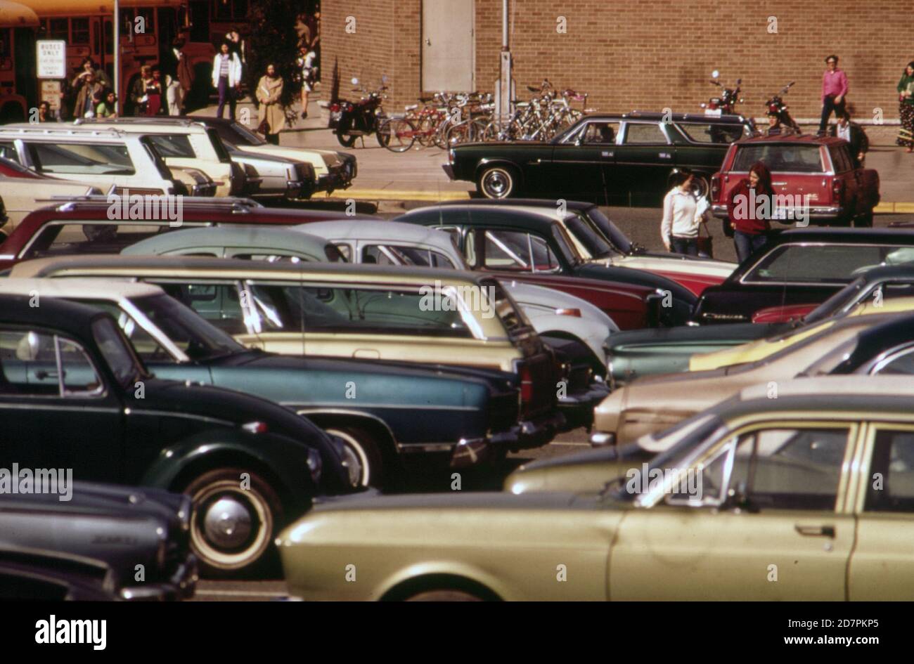 Parkplatz an der Woodward High School an der Old Georgetown Road in Bethesda; Maryland Ca. 1973 Stockfoto