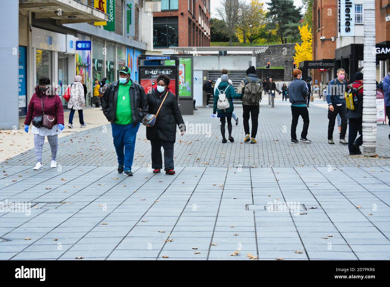 Menschen einkaufen während Pandemiezeiten in Cabot Circus Bristol, Großbritannien. Stockfoto