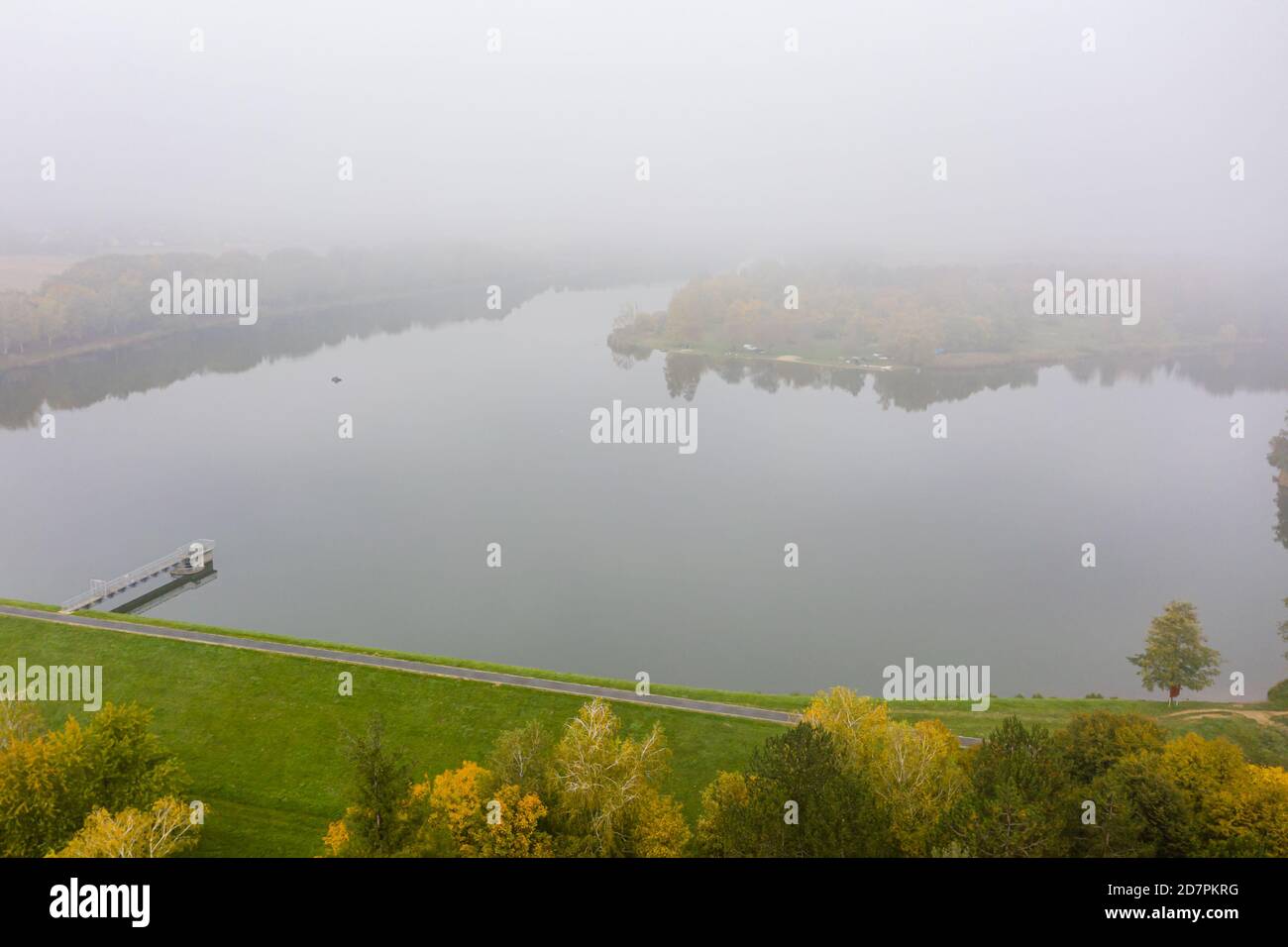 Drohnenfoto des Gebart Sees an einem nebligen Herbstmorgen in der Stadt Zalaegerszeg, Ungarn Stockfoto