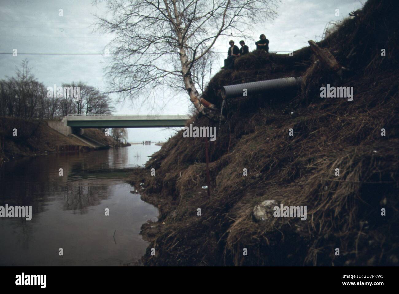 'Jährliche Smelt Run an der Singing Bridge; Tawas City. Mitte april versammeln sich Tausende von Fischern am Whitney Drain, einem von Menschen hergestellten Kanal am Lake Huron, um nach diesen kleinen Fischen zu taucheln. Die Rohrleitung ragt aus dem Flussufer heraus und gibt im Bereich des Schmelzelaufs (in oder in der Nähe von Saginaw, MI) schlecht riechende Dämpfe ab. 1973' Stockfoto