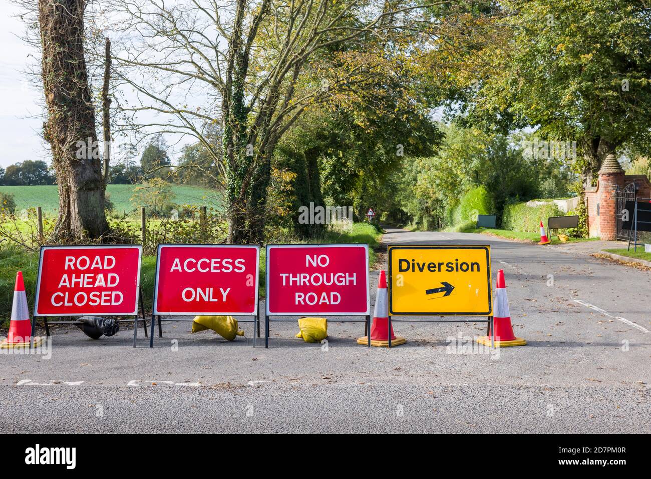 Straße geschlossen Schilder auf einer britischen Landstraße mit gelb Umleitung Stockfoto
