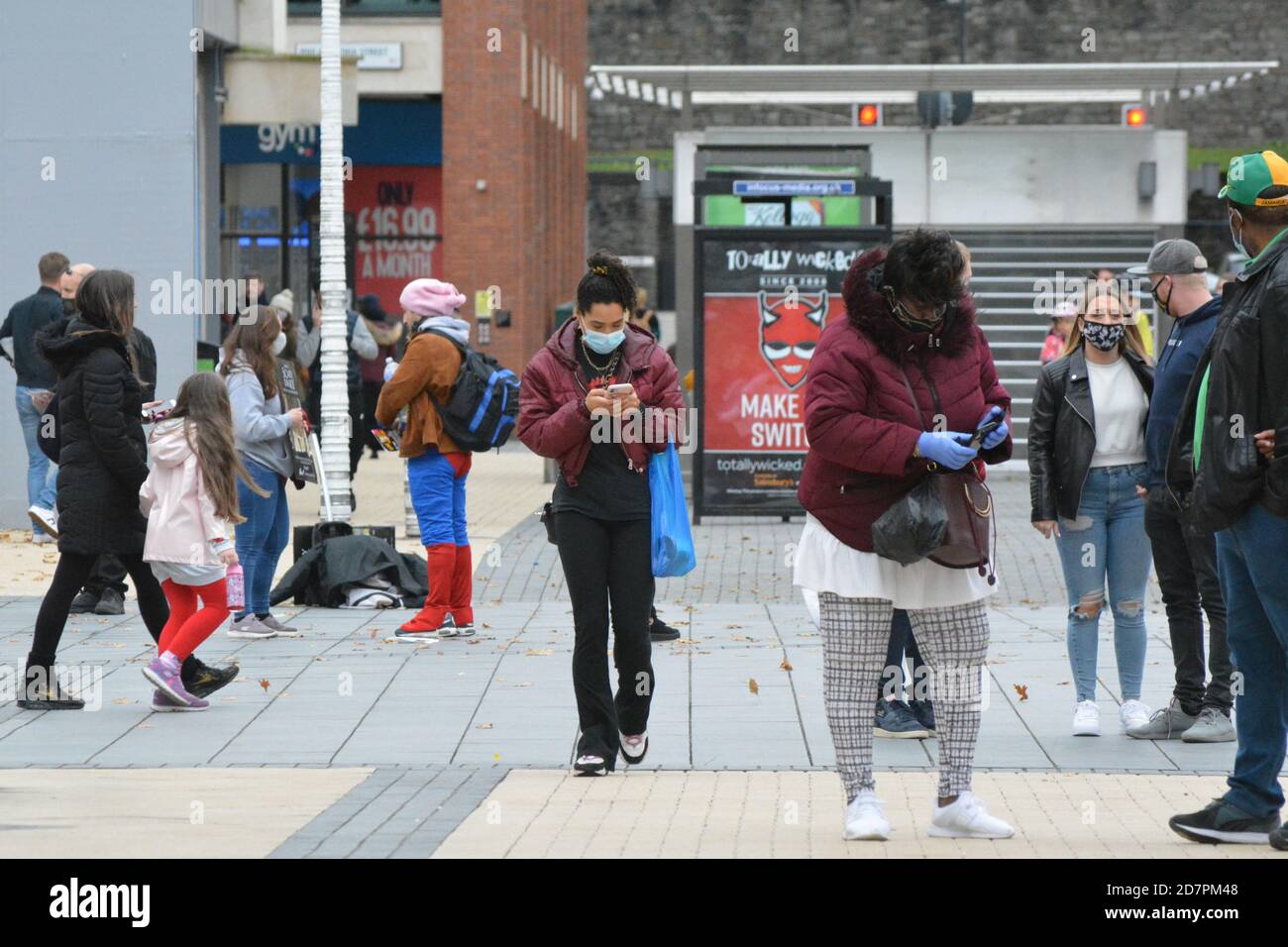 Menschen einkaufen während Pandemiezeiten in Cabot Circus Bristol, Großbritannien. Stockfoto
